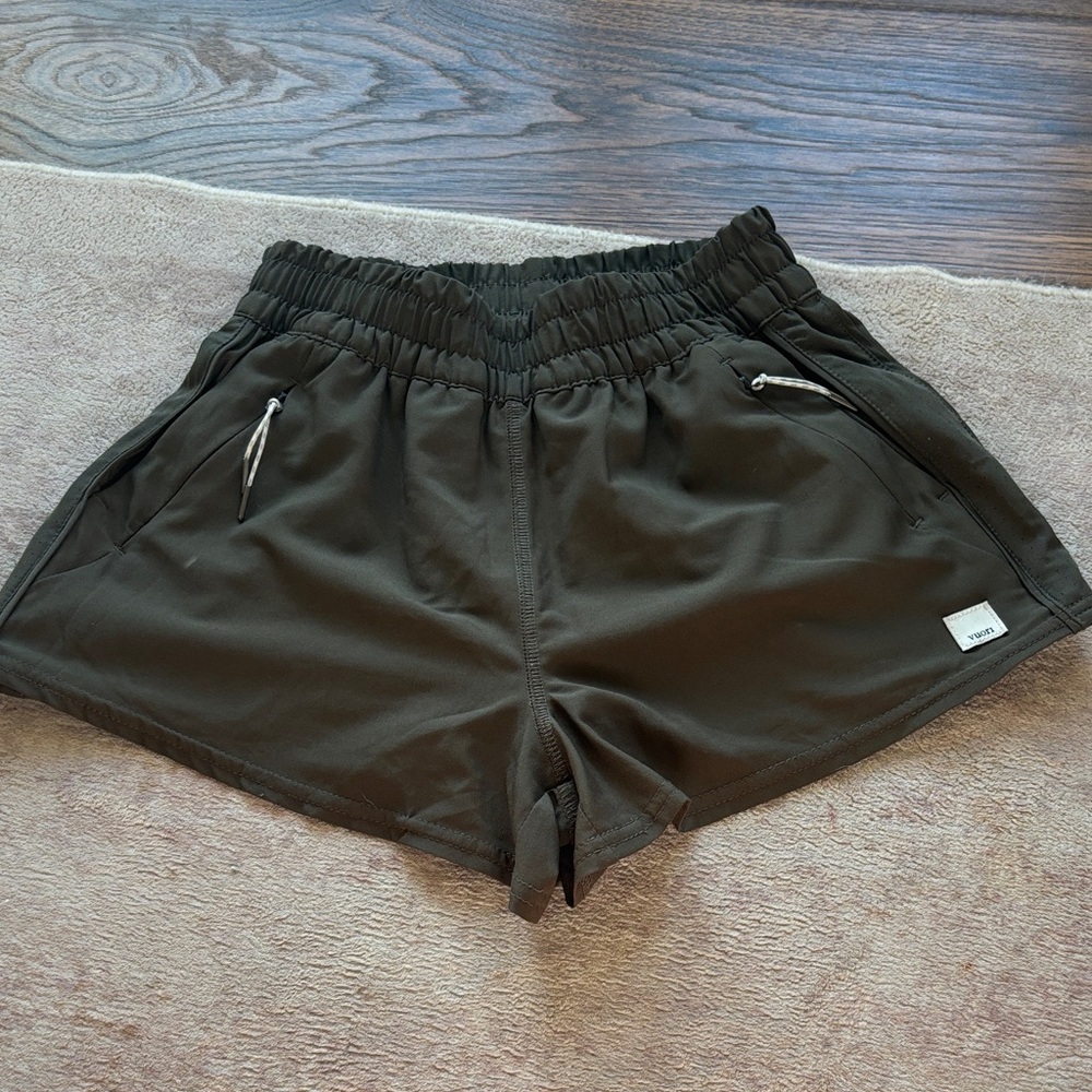 Vuori women’s army green shorts